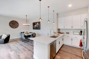 New Luxury Loft #208 Near Resort - Huge Hot Tub & Views - FREE Activities & Equipment Rentals Daily