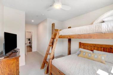 New Luxury Loft #208 Near Resort - Huge Hot Tub & Views - FREE Activities & Equipment Rentals Daily