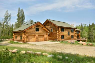 Ranch Creek Luxury Log Home Hot Tub & Great Views - FREE Activities & Equipment Rentals Daily