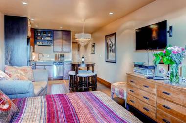 Studio Condo 318 in Historic Frisco at Cedars Lodge