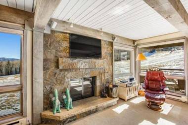 Snowmass Village 2 Bedroom at the Enclave - Ski-in Ski-out with Airport Transfers