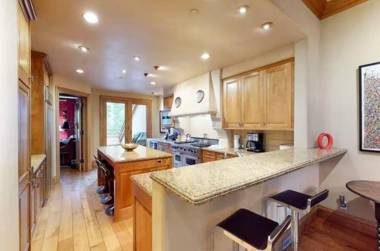 Owl Creek 4 Bedroom Luxury Home Ski-in Ski-out