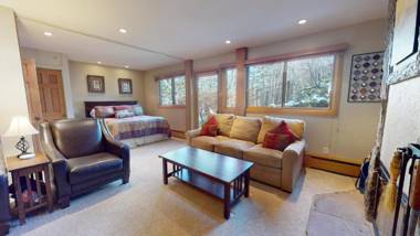 Laurelwood Condominiums Studio Premier Unit 301