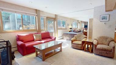 Laurelwood Condominiums Studio Premier Unit 407