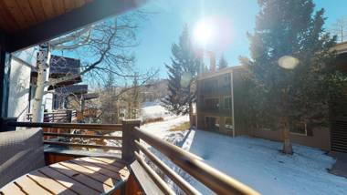 Laurelwood Condominiums Studio Premier Unit 412