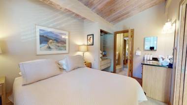 Laurelwood Condominiums Studio Premier Unit 412