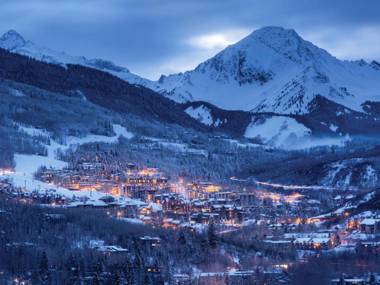 Contemporary 3 Bedroom Ski In Ski Out Condo with Pool and Hot Tub in Snowmass Village
