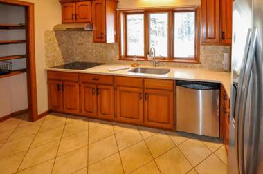 Cascade Village Area 5 bed 4 bath Walk to lift!