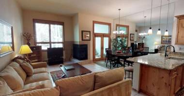 Luxury One Bedroom Condo in Cascade Village at the Base of Chair Lift 20