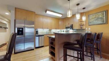 2 Bedroom Boutique Resort Condo with Hot Tub Access and within Walking Distance to the Eagle Bahn Gondola