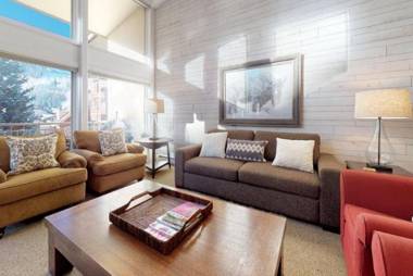 3 Bedroom Condo at Boutique Resort with Hot Tub Access and within Walking Distance to the Eagle Bahn Gondola