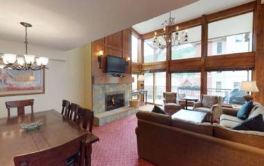 3 Bedroom Condo at Boutique Resort with Hot Tub Access and within Walking Distance to the Eagle Bahn Gondola