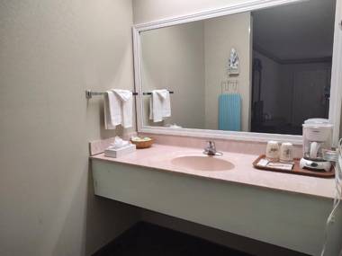 Hilltop Inn & Suites - North Stonington