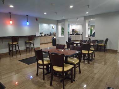 Hilltop Inn & Suites - North Stonington