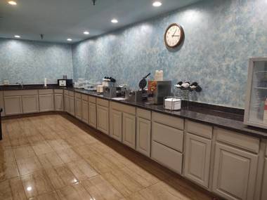 Hilltop Inn & Suites - North Stonington