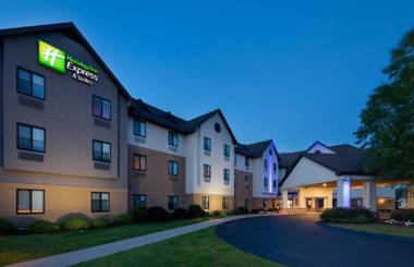 Holiday Inn Express & Suites Bradley Airport an IHG Hotel