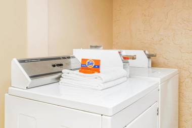 Days Inn & Suites by Wyndham Altamonte Springs