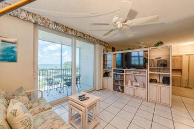 Bonita Beach & Tennis 2706 Studio 7th Floor Sleeps 4 Heated Pools