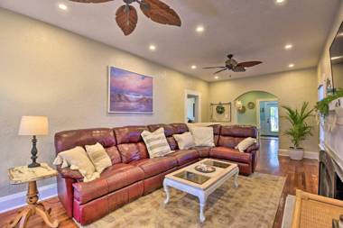 Bright Bradenton Retreat 1 Mi to Downtown!