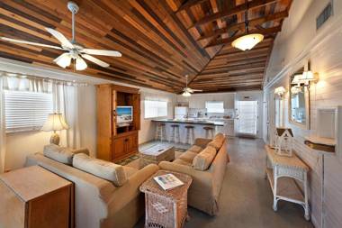 Bungalow Beach Resort