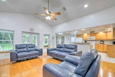 Brooksville Home with Lanai about 15 Min to Downtown!