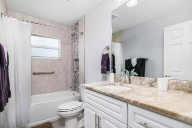 Newly built home with heated pool close to many amenities - Villa Sandle