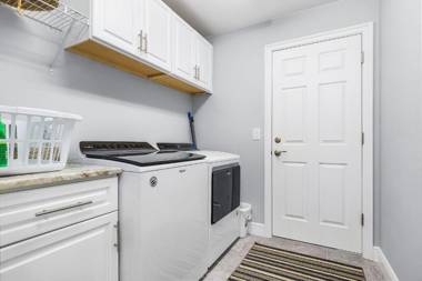 Newly built home with heated pool close to many amenities - Villa Sandle