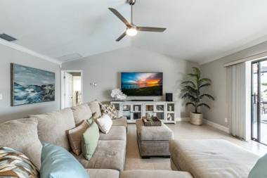 Pet Friendly Villa with Heated Pool & Gulf Access - Villa Coast to Coast