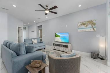 Freshwater Canal Villa with Heat Pool - Villa Homeport - Roelens Vacations