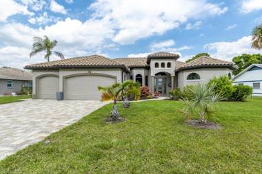 Custom Heated Pool Kayaks Bikes & Spectacular Views - Villa Lakeside Oasis - Roelens Vacations