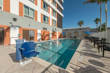 Comfort Suites Fort Lauderdale Airport & Cruise Port