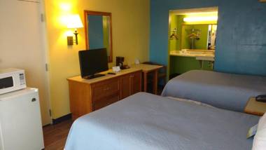 Days Inn & Suites by Wyndham Davenport