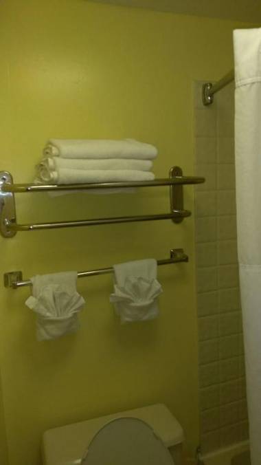 Days Inn & Suites by Wyndham Davenport