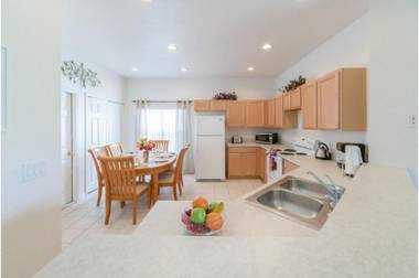 Three-Bedroom Pool Home Davenport