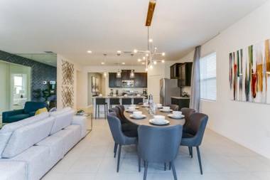 Large 6 BED Vacation Home