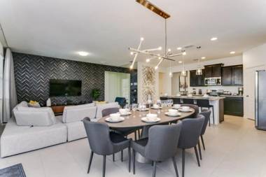 Large 6 BED Vacation Home