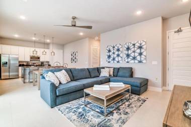 Stylish Condo near Disney w Hotel Amenities 7770- 26-110