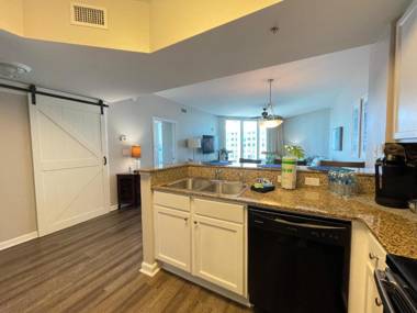 Spectacular Sunsets 5 star Resort Condo Across from Beach Sleep 6 Private Shuttle