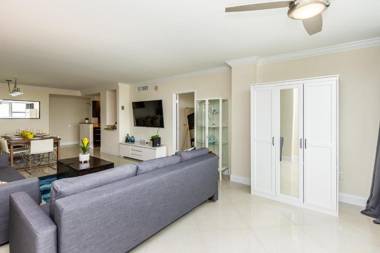 Ocean Beach Condo 3BR On the Sand 811