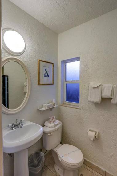 Richard's Motel Courtyard