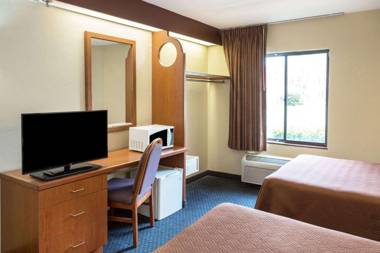 Travelodge by Wyndham Fort Myers Airport