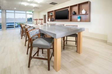 Holiday Inn Express & Suites - Fort Myers Airport an IHG Hotel