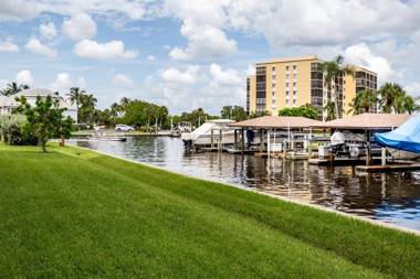 Casa Marina 623-6 2 Bedroom Sleeps 6 WiFi Elevator Canal Front Pool