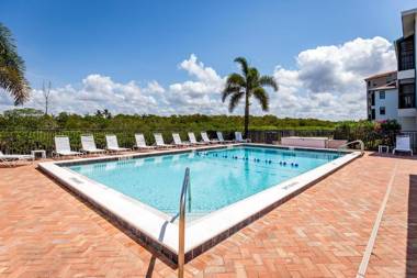 Admiral's Bay 152 2 Bedrooms Heated Pool BBQ Tennis Elevator Sleeps 4