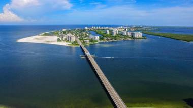 213 Ohio Ave - Blue Parrot Paradise