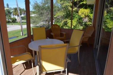 231 Dundee Road - Cozy home with modern kitchen