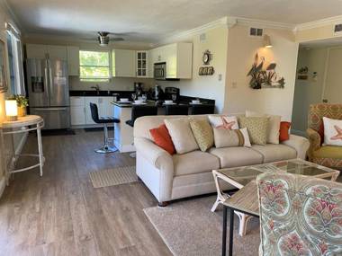 231 Dundee Road - Cozy home with modern kitchen