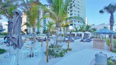 Breathless 3 Bedroom Private Rooftop apt 1101