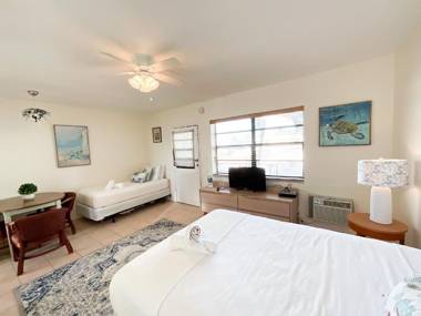 Tropic Isle Hotel & Apartment