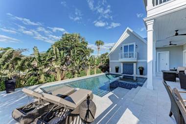 Brand New Luxe 4 Bedroom plus Nanny suite Heated pool spa bikes